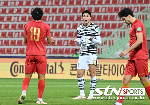 프랑스 프로축구 리그2(2부리그) 국가대표 공격수 황의조(30)가 잉글랜드 프리미어리그(EPL) 울버햄튼 원더러스 이적을 최우선 순위로 두는 것으로 알려졌다. 사진은 지난 2월 1일 오후 아랍에미리트 두바이 라쉬드 스타디움에서 열린 2022 카타르 월드컵 아시아 지역 최종예선 대한민국과 시리아와의 경기, 황의조가 심판의 반칙 선언에 황당하다는 표정을 하고 있다. 사진｜뉴시스