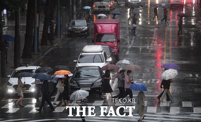지난달 13일 오후 서울 종로구 경복궁역 일대의 시민들이 우산을 쓰고 발걸음을 재촉하고 있다./이동률 기자