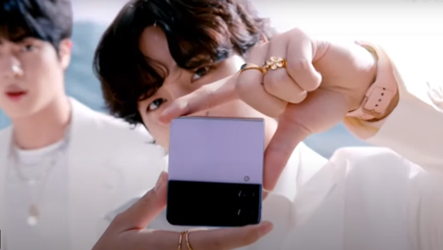 방탄소년단(BTS) 멤버 뷔가 '갤럭시Z플립4' 보라 퍼플 제품을 소개하고 있다. /갤럭시 언팩 영상 캡처