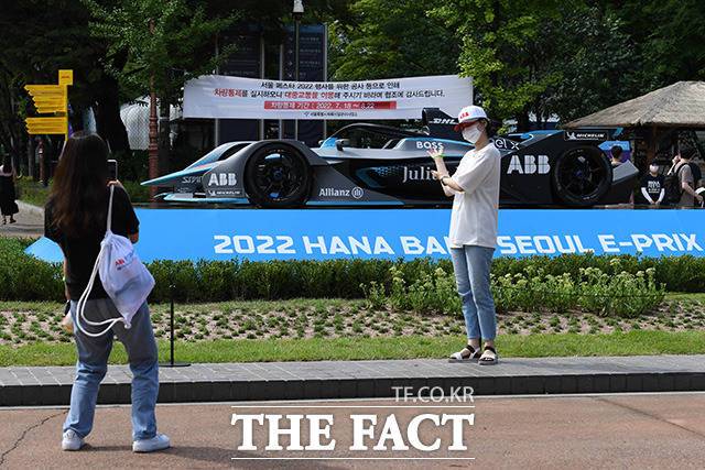 행사장 방문객이 기념사진을 촬영을 하고 있다.