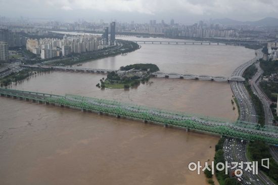 서울 등 중부지방을 중심으로 기록적인 폭우가 내린 9일 한강이 흙탕물로 변해 있다. /문호남 기자 munonam@