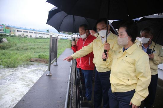 폭우 대비 시설 점검 차 상습 침수지역을 찾은 홍남표 경남 창원시장과 김영선 의창구 국회의원.