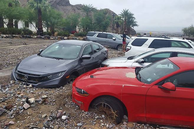 지난 5일(현지 시각) 미 캘리포니아 데스밸리 국립공원에 내린 비로 주차됐던 차량이 진흙에 파묻혔다. /AP 연합뉴스
