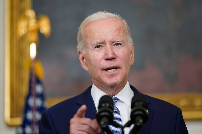 <YONHAP PHOTO-2303> 인플레이션 감축 법안 관련 기자회견 하는 바이든 대통령      (워싱턴 AP=연합뉴스) 조 바이든 미국 대통령이 28일(현지시간) 워싱턴DC 백악관에서 인플레이션 감축 법안과 관련한 기자회견을 하고 있다. 인플레 감축법은 바이든 대통령의 역점 정책인 기후변화 재원 마련·부유층 증세 등을 골자로 한 예산안으로 여당인 민주당 내 야당 역할을 해온 조 맨친 상원의원의 찬성으로 급물살을 타게 됐다. 2022.7.29     leekm@yna.co.kr/2022-07-29 14:39:00/ <저작권자 ⓒ 1980-2022 ㈜연합뉴스. 무단 전재 재배포 금지.>