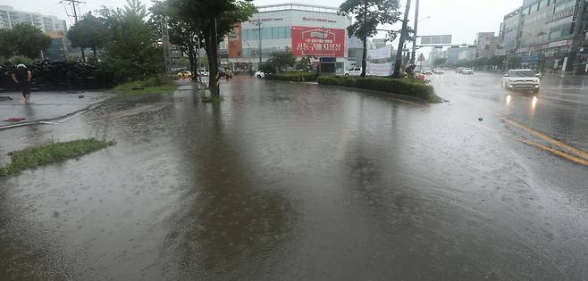 (군산=뉴스1) 유경석 기자 = 전북 곳곳에 호우특보가 발효된 11일 전북 군산시 남북로사거리가 빗물에 잠겨 있다. 2022.8.11/뉴스1