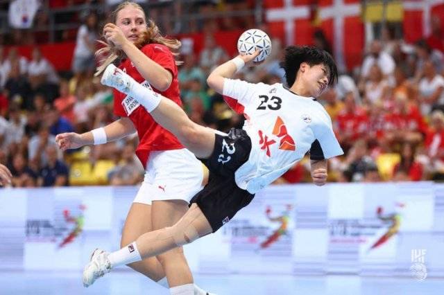 11일(한국시간) 북마케도니아 스코페에서 열린 제9회 세계여자 청소년핸드볼 선수권대회 결승전 한국 대 덴마크 경기에서 김민서가 슛을 하고 있다. 국제핸드볼연맹 홈페이지 캡처