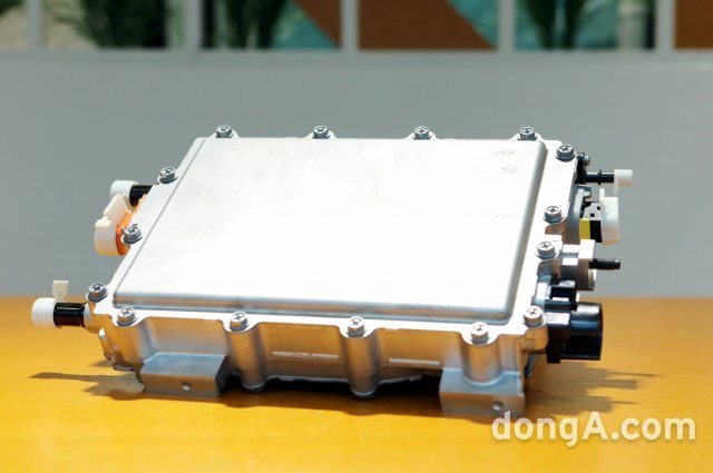 LG이노텍이 재규어랜드로버에 공급하는 DC-DC컨버터 제품