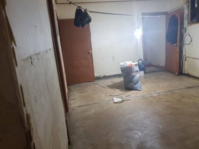 폭우 침수 피해를 입은 다문화가정 학생의 반지하 집. 페이스북 갈무리