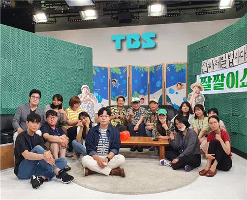 광운대 OTT 미디어 전공 이희대 교수(뒷줄 왼쪽 끝)와 '유튜브 퍼스트'라는 디지털 트랜스포메이션 전략을 구현 중인 TBS '스트리트 31팀' 팀원들과 이 팀의 대표 유튜브 오리지널 콘텐츠 '짤짤이쇼'의 진행자들이 스튜디오 세트 앞에서 《희대의 NOW 구독중》 인터뷰를 마치고 기념촬영 중이다.