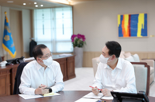 윤석열 대통령이 11일 서울 용산 대통령실 청사에서 조승환 해양수산부 장관으로부터 부처 업무보고를 받고 있다. 대통령실 제공