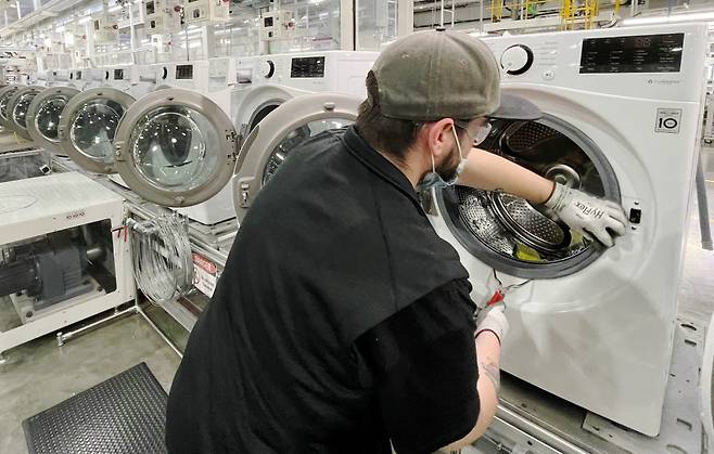 LG전자 직원이미국 테네시주 클락스빅에 있는 세탁기 라인에서 드럼 세탁기를 생산하고 있다.