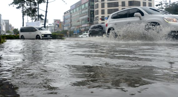 11일 전북 군산시 수송동 남북로 사거리 도로가 빗물에 잠긴 모습. /사진=뉴시스