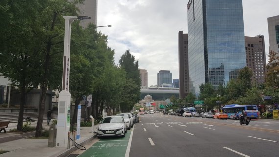 서울시는 전기차 충전 접근성 제고를 위해 세종대로에 가로등형 급속충전기를 설치했다. 서울시 제공