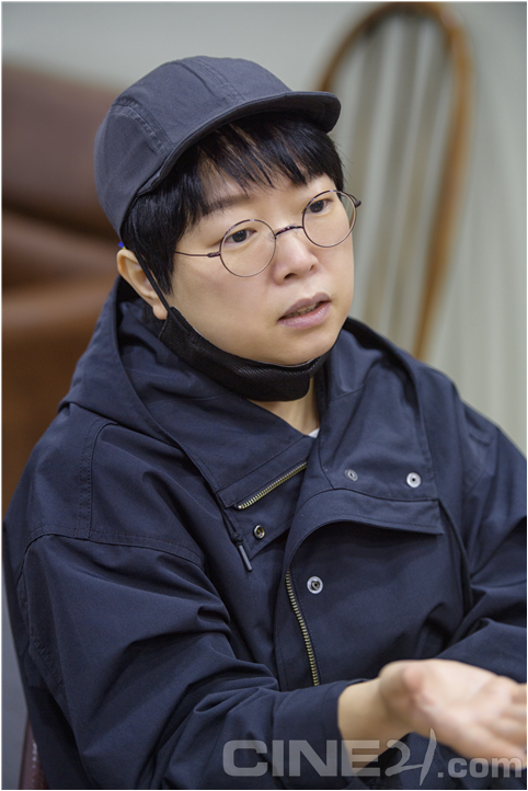 쿠팡플레이 오리지널 <안나>의 각본을 쓰고 연출한 이주영 감독이 9일 <씨네21>과 인터뷰를 하고 있다. 백종헌 기자