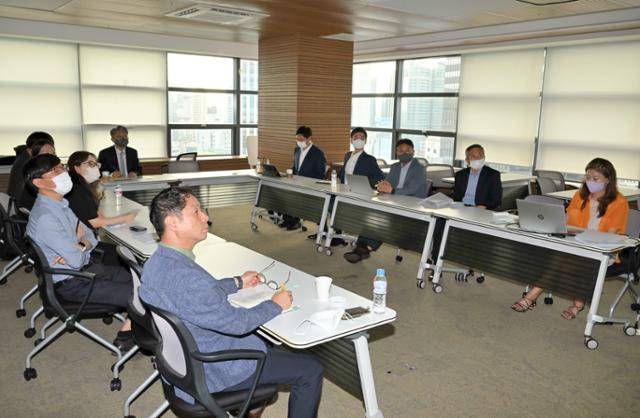 지난달 25일 한국일보 16층 멀티룸에서 열린 한국일보 뉴스이용자위원회에서 위원들이 지면평가를 하고 있다. 왕태석 선임기자