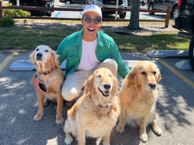 다니엘 헤니가 반려견 로스코와 줄리엣, 임시보호하던 로지와 기념촬영을 하고 있다. 로지는 강아지 공장에서 구조된 뒤 헤니의 지인에게 입양됐다. 다니엘 헤니 제공