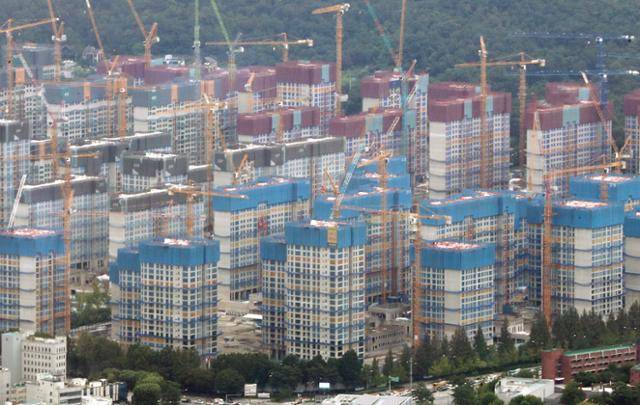 지난 1일 서울 송파구 롯데월드타워 전망대 서울스카이에서 바라본 둔촌주공아파트 재건축 현장의 모습. 뉴스1