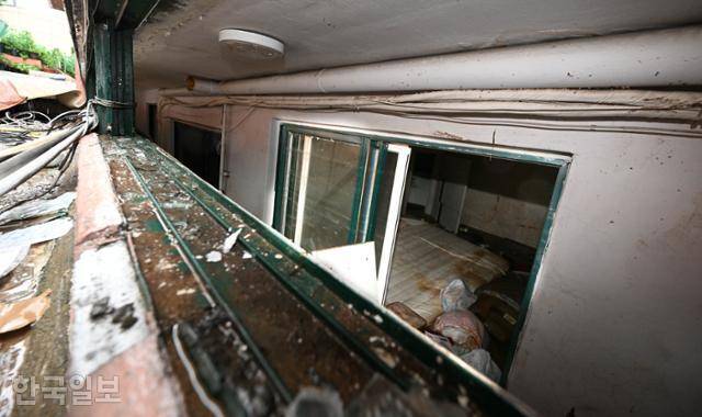 폭우로 침수돼 일가족 3명이 갇혀 숨진 서울 관악구 신림동의 한 빌라 반지하 방안이 9일 물에 잠겨 있다. 배우한 기자