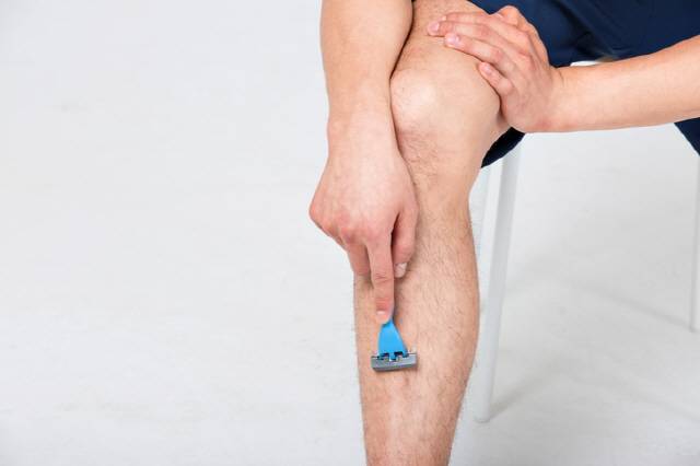 면도할 때는 털이 난 방향대로, 왁싱할 때는 털 반대 방향으로 제모한다./사진=게티이미지뱅크