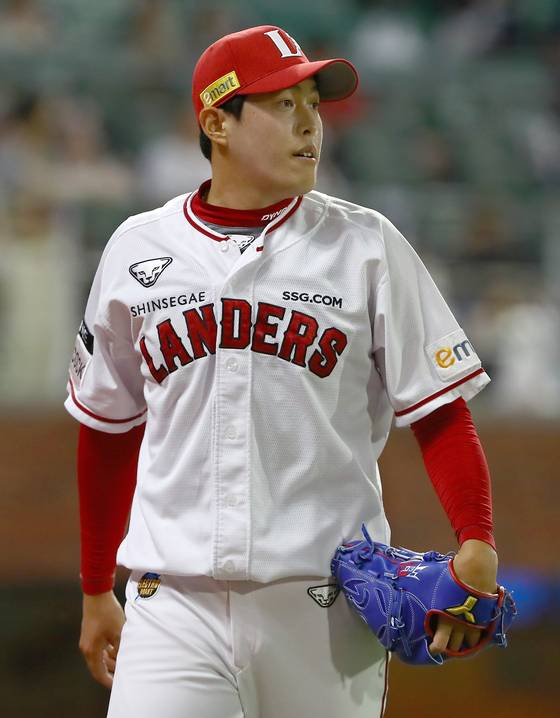 프로야구 SSG 랜더스 오른손 구원 투수 서동민이 21일 인천 SSG랜더스필드에서 열린 두산 베어스와 경기에서 7회 초 등판해 투구하고 있다. 사진=SSG 랜더스 제공