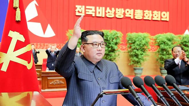 김정은 북한 국무위원장이 지난 10일 평양에서 열린 전국비상방역총화회의에서 코로나19 위기가 완전히 해소됐다고 선언했다. 조선중앙통신=연합뉴스