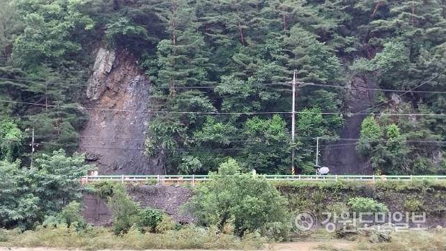 ▲ 11일 정선군 여량면 유천3리에서 구절리 방향 지방도 415호선이 산사태로 토사가 흘러들어 도로가 통제됐다가 유출토사와 낙석 등 잔해를 제거하고 정리를 완료했다. 이 도로는 산사태 상부에 추가 붕괴가 우려돼 12일 오후 개통한다.