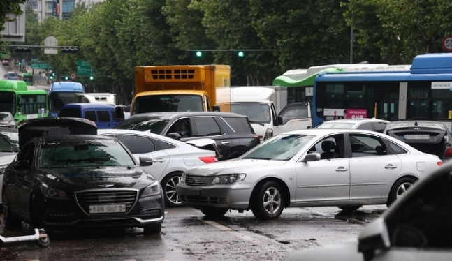서울 강남구 대치역 인근 도로에 폭우로 침수된 차들이 방치돼 있다. 연합뉴스