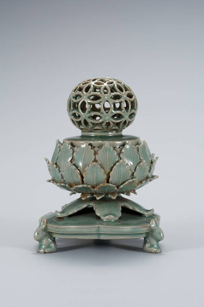 윤성용 국립중앙박물관장은 “청자실을 개편해 한국 문화의 아름다움을 알리는 대표 공간으로 만들겠다”고 11일 밝혔다. 사진은 정교하고 셈세한 장식과 더불어 조화의 균형감이 돋보이는 고려시대의 ‘청자 투각 칠무무늬 향로’. 국립중앙박물관 제공