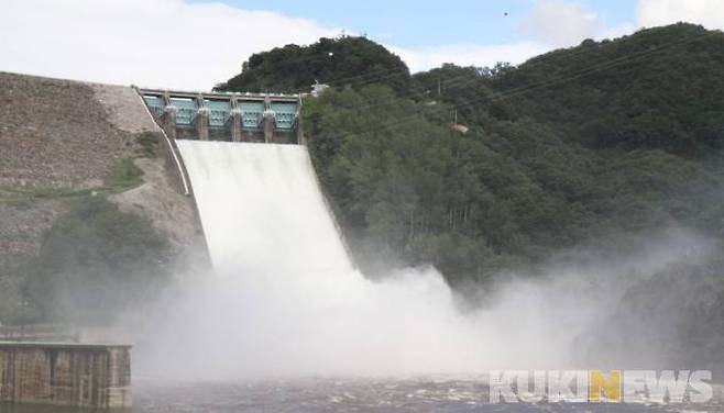 강원 춘천시 신북읍 소양강댐이 11일 오후 3시를 기해 수문을 열고 초당 600톤의 물을 하류로 흘러보내고 있다. 지난 2020년 8월 5일 댐수위 190.7ｍ에서 방류한 데 이어 2년 만이다