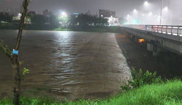 10일 오후 홍수주의보가 내려진 충북 청주시 무심천의 수위가 차오르고 있다. 뉴시스