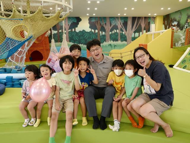 제주 행원교회 김요한(오른쪽 네 번째) 목사와 임영선(오른쪽) 사모가 지난 5일 제주도 구좌읍 들락날락 센터에서 동네 어린이들과 기념촬영을 하고 있다.