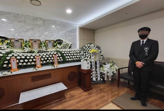 지난 8일부터 이틀간 이어진 폭우로 목숨을 잃은 서울 관악구 신림동 반지하 주택의 가족들의 빈소가 10일 여의도성모병원 장례식장에 차려졌다. 공동취재단, 연합뉴스