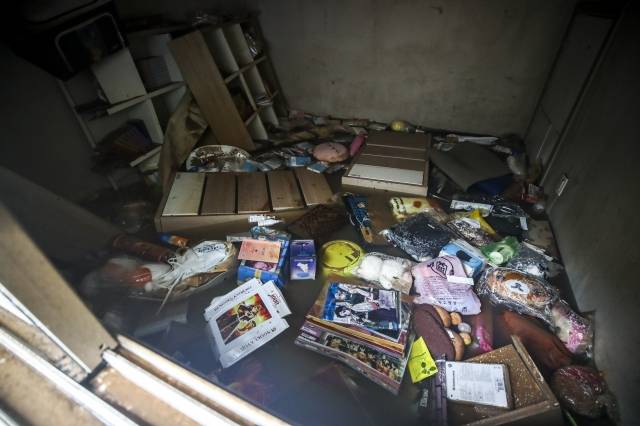 지난 8일 내린 많은 비로 서울 관악구에 위치한 한 빌라 반지하가 침수돼 일가족 3명이 갇혀 사망했다. 사진은 9일 오후 사고가 발생한 빌라에 물이 차있는 모습. 뉴시스