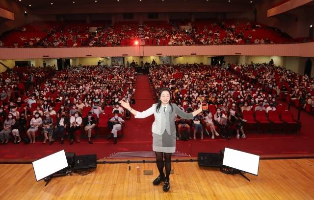 소설 '파친코' 개정판 출간을 기념해 10일 저녁 서울 광진구 세종대 대양홀에서 열린 북토크가 끝난 후 이민진 작가가 무대 앞으로 나와 독자들에게 고마움을 표시하고 있다. 인플루엔셜 제공