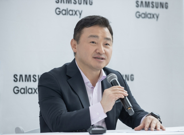 삼성전자 MX사업부장 노태문 사장이 10일(현지시간) 미국 뉴욕에서 열린 기자간담회에서 폴더블폰에 대한 자신감을 드러내고 있다. 삼성전자 제공