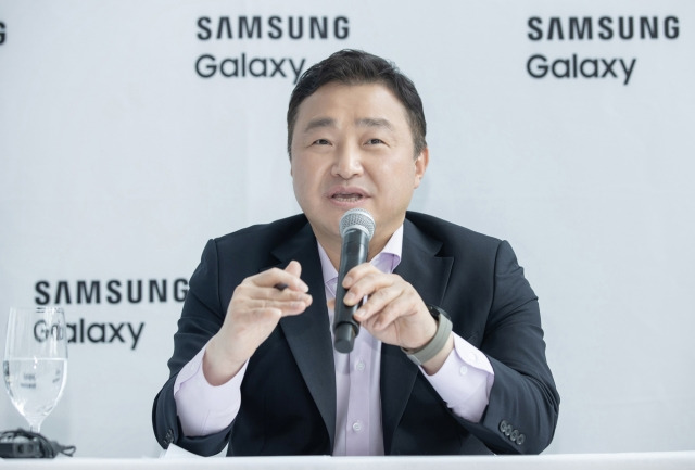 삼성전자 MX사업부장 노태문 사장이 10일(현지시간) 미국 뉴욕에서 열린 기자간담회에서 폴더블폰에 대한 자신감을 드러내고 있다. 삼성전자 제공