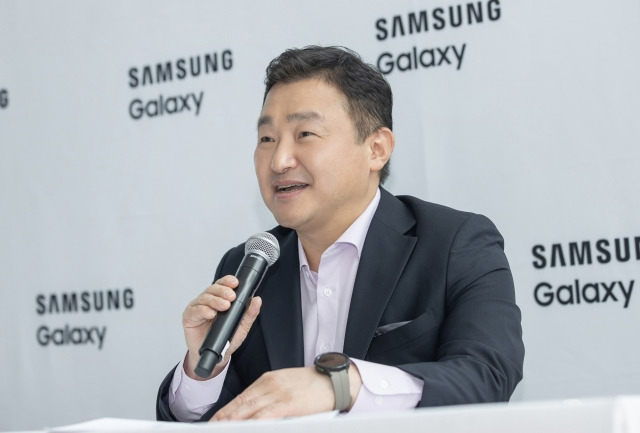 삼성전자 MX사업부장 노태문 사장이 10일(현지시간) 미국 뉴욕에서 열린 기자간담회에서 폴더블폰에 대한 자신감을 드러내고 있다. 삼성전자 제공