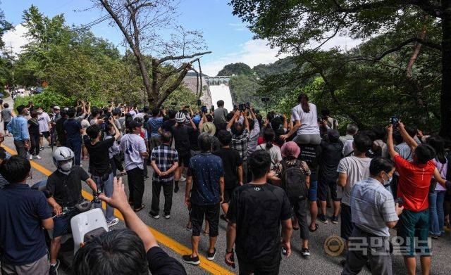 11일 강원도 춘천 소양강댐이 개방한 가운데 신샘밭로에서 시민들이 댐을 구경하고 있다.