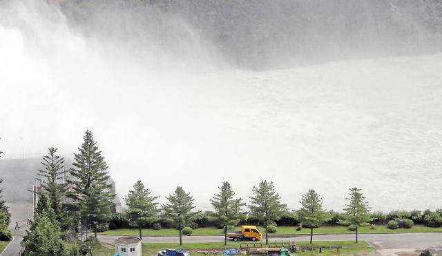 강원도 춘천 소양강댐 하류에서 11일 물보라가 일어나고 있다.  연합뉴스