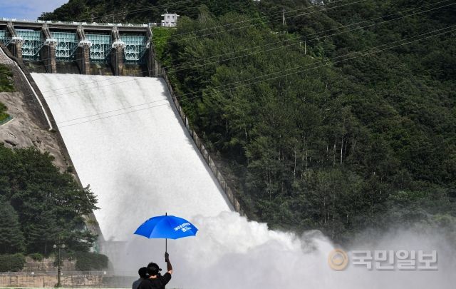 11일 강원도 춘천 소양강댐이 지난 2020년 8월 이후 2년 만에 수문을 개방해 아래로 물줄기가 쏟아져 내리고 있다.
