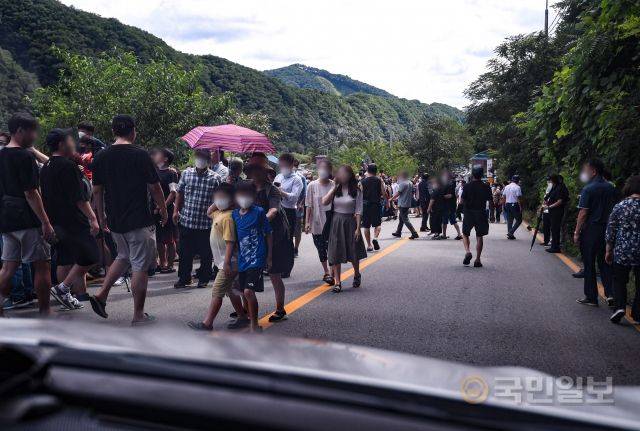 11일 강원도 춘천 소양강댐 인근 신샘밭로에서 시민들이 높은 위치로 이동하고 있다.