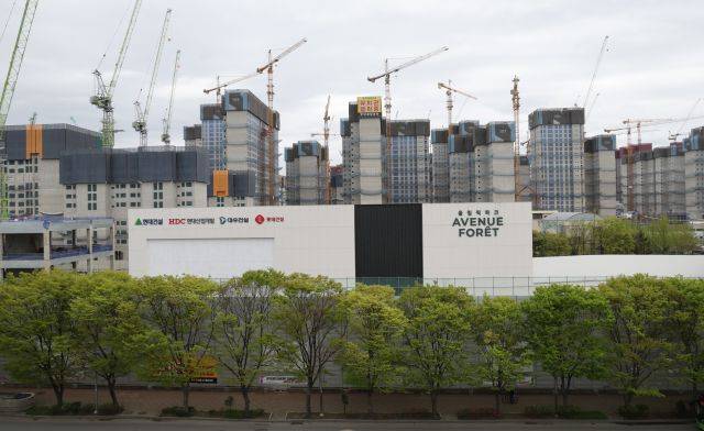 14일 공사를 중단한 강동구 둔촌주공 재건축(올림픽파크포레온) 현장에 '유치권 행사' 현수막이 붙어 있다. 연합뉴스