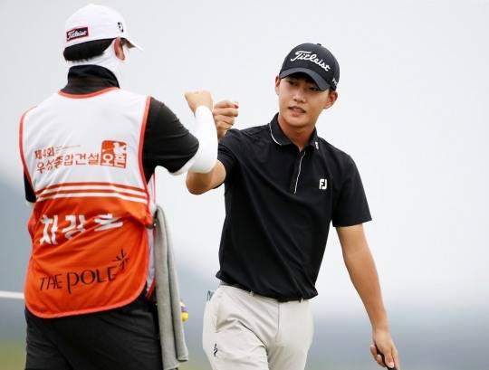 버디를 잡아내고 캐디와 주먹을 마주치는 차강호.
[KPGA 제공]