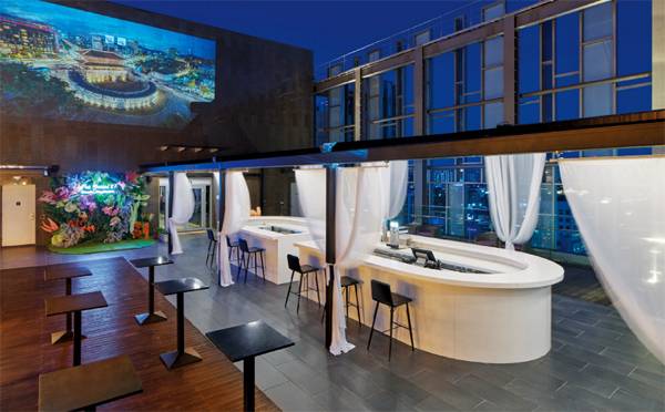 노보텔 앰배서더 서울 동대문 호텔 & 레지던스의 루프톱 바 `고메바@루프톱`. [사진 제공 = 노보텔 앰배서더 서울 동대문 호텔 & 레지던스]