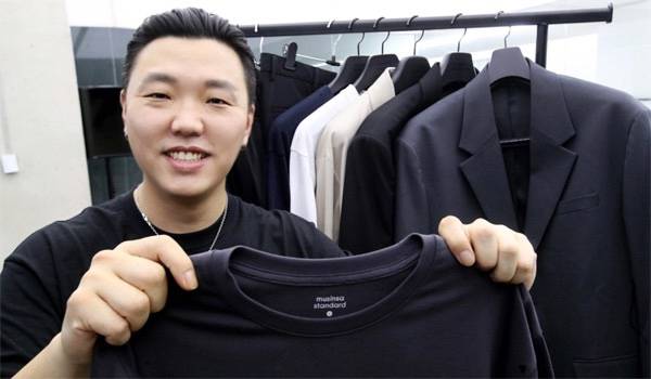 이건오 무신사 스탠다드 본부장이 무신사 스탠다드의 대표 제품을 소개하고 있다. [김호영 기자]