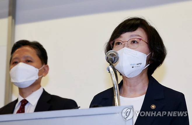 오유경 식품의약품안전처장이 11일 서울 중구 대한상공회의소에서 열린 식품의약품안전처-대한상공회의소-한국소비자단체협의회 `식의약 규제혁신 100대 과제` 공동브리핑에 참석해 발표 내용을 설명하고 있다. [사진 출처 = 연합뉴스]