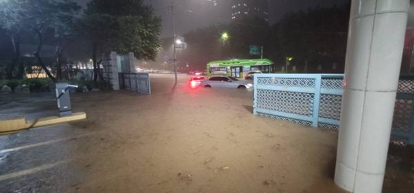 지난 8일 오후 서울에 내린 집중호우로 서울 서초구 고등법원 정문이 물에 잠기어 있다. [사진 출처 = 연합뉴스]