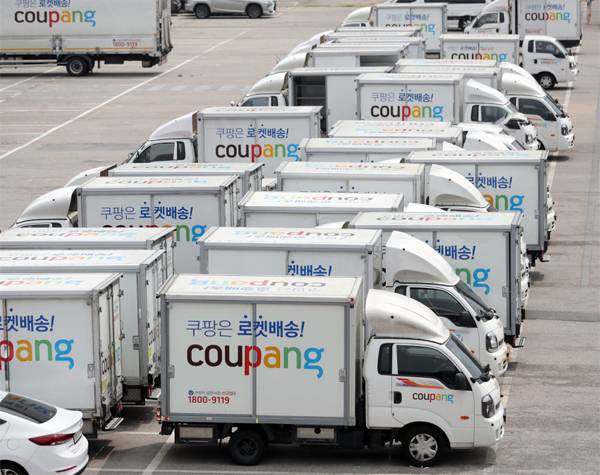 11일 서울 양재동 한 화물트럭터미널에 쿠팡 배달 트럭이 늘어서 있다. [박형기 기자]