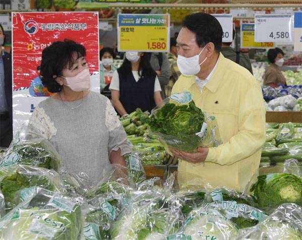 윤석열 대통령이 11일 서울 서초구 농협하나로마트에서 열린 제5차 민생점검회의를 마치고 매장을 돌면서 식재료 가격을 살펴보고 있다. [이승환 기자]