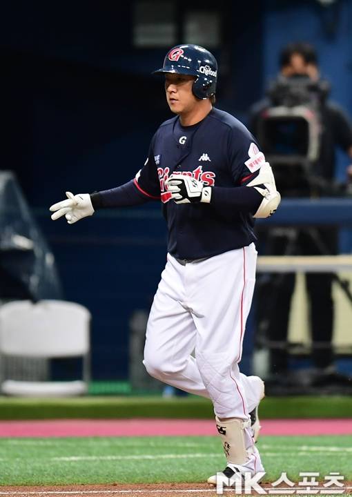 롯데 정훈이 10일 고척 키움전 9회 투런 홈런을 친 뒤 홈으로 향하고 있다. 사진=김재현 기자